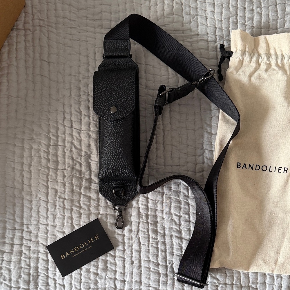 BANDOLIER Lana Glasses Strap
ADJUSTABLE CROSSBODY GLASSES POUCH IN BLACK/PEWTER - Picture 4 of 12